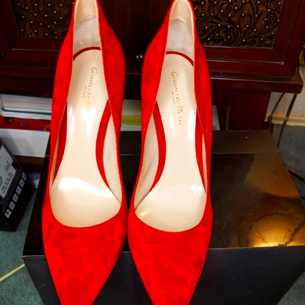 Giovanni pumps